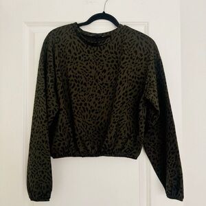 Zara women’s green & black animal print cropped sweater sweatshirt size Medium